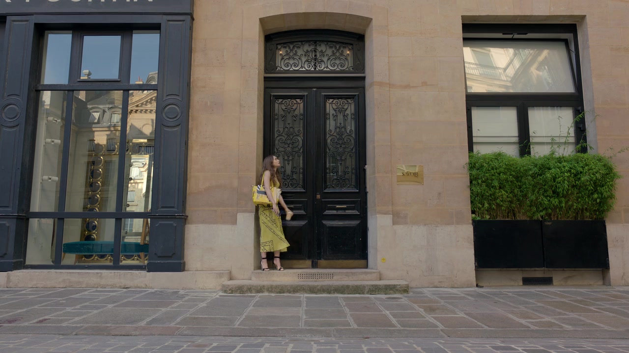 Emily_in_Paris_S01E01_Emily_in_Paris_720p_NF_WEB-DL_DDP5_1_x264-BTN_1714.jpg