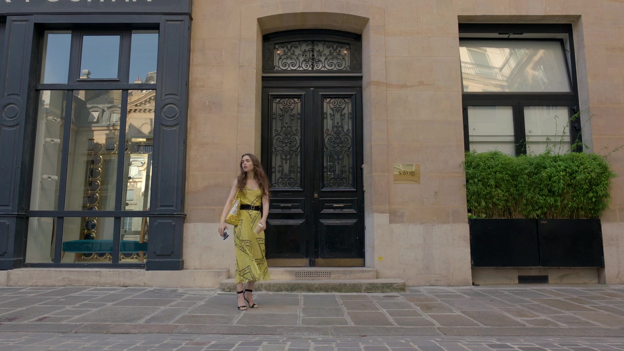Emily_in_Paris_S01E01_Emily_in_Paris_720p_NF_WEB-DL_DDP5_1_x264-BTN_1716.jpg