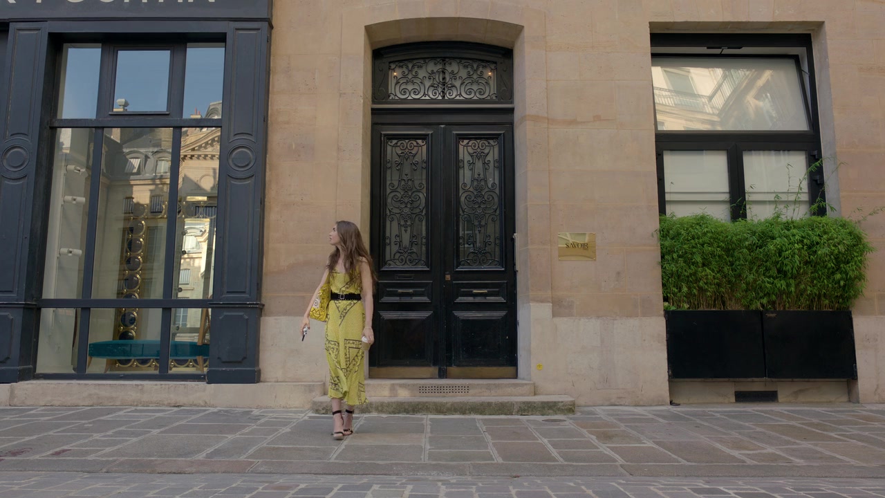 Emily_in_Paris_S01E01_Emily_in_Paris_720p_NF_WEB-DL_DDP5_1_x264-BTN_1717.jpg