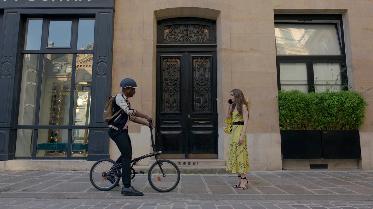 Emily_in_Paris_S01E01_Emily_in_Paris_720p_NF_WEB-DL_DDP5_1_x264-BTN_1740.jpg