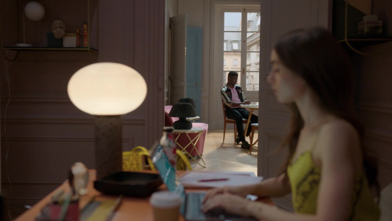 Emily_in_Paris_S01E01_Emily_in_Paris_720p_NF_WEB-DL_DDP5_1_x264-BTN_1769.jpg