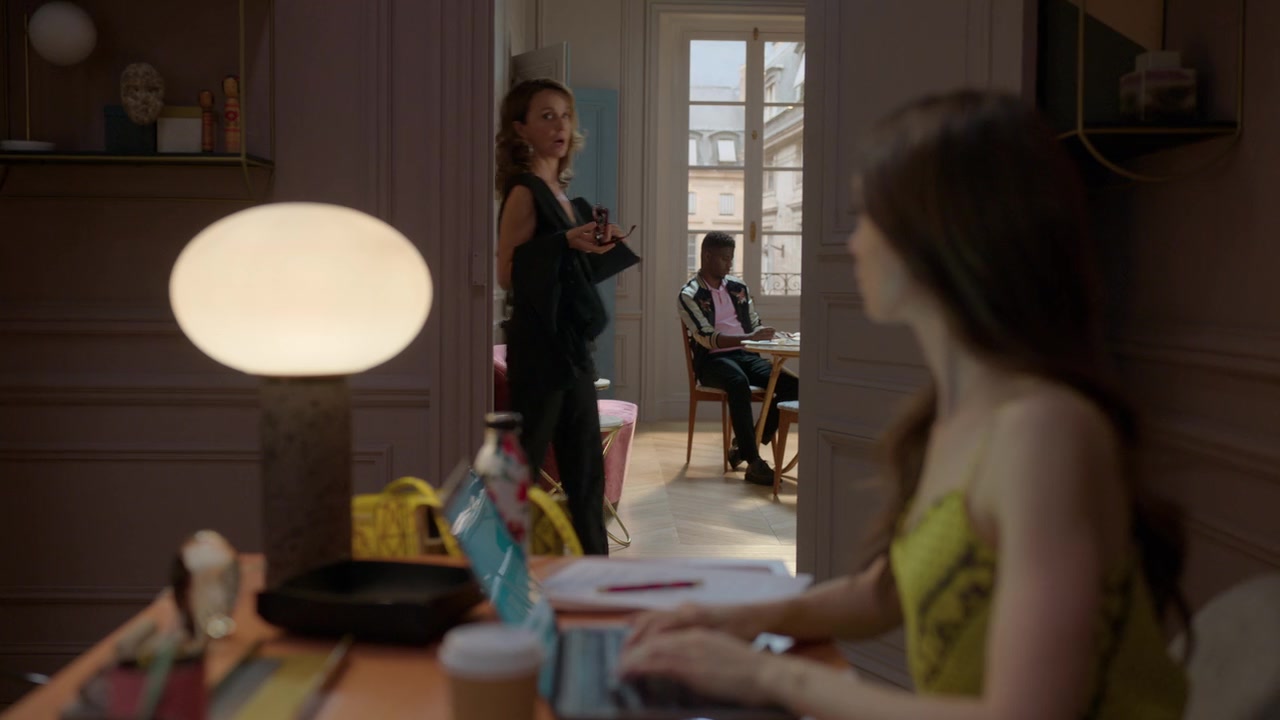 Emily_in_Paris_S01E01_Emily_in_Paris_720p_NF_WEB-DL_DDP5_1_x264-BTN_1770.jpg