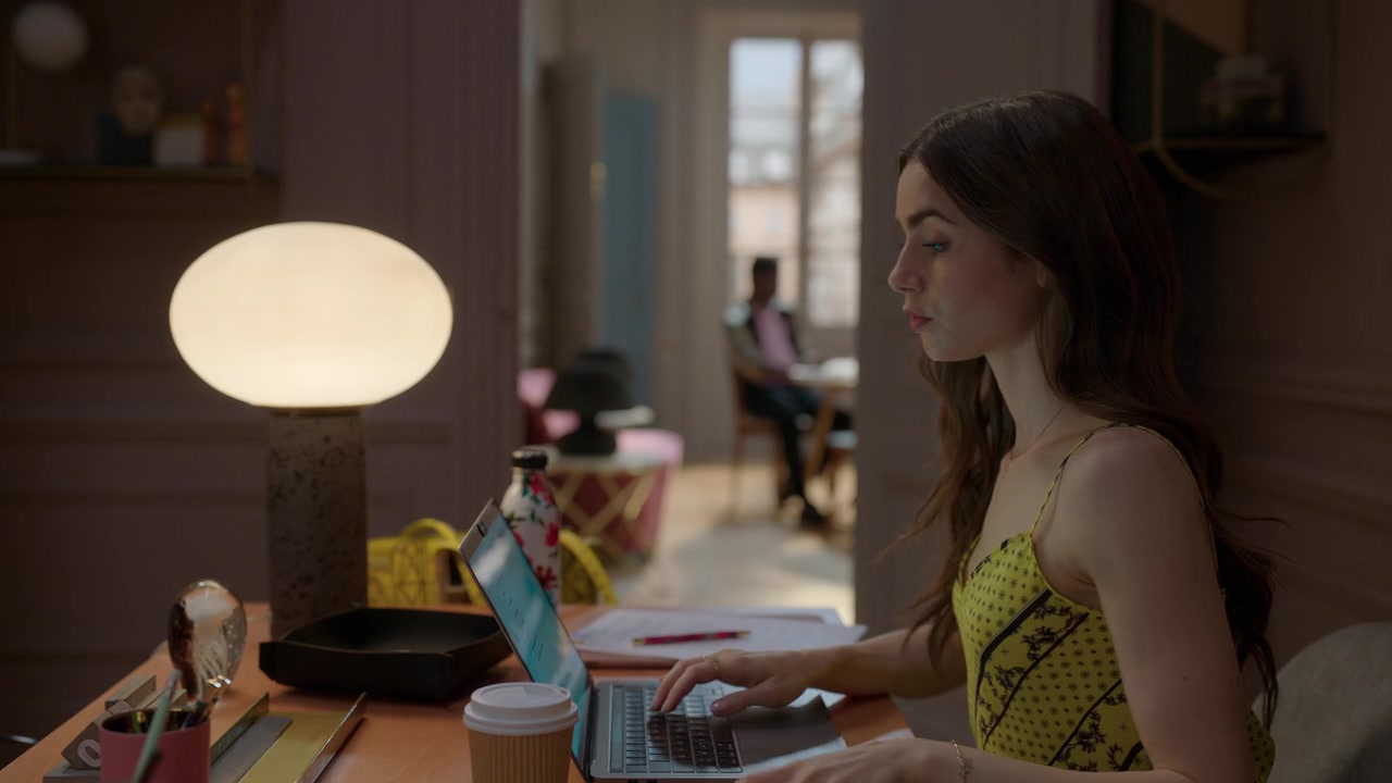 Emily_in_Paris_S01E01_Emily_in_Paris_720p_NF_WEB-DL_DDP5_1_x264-BTN_1774.jpg