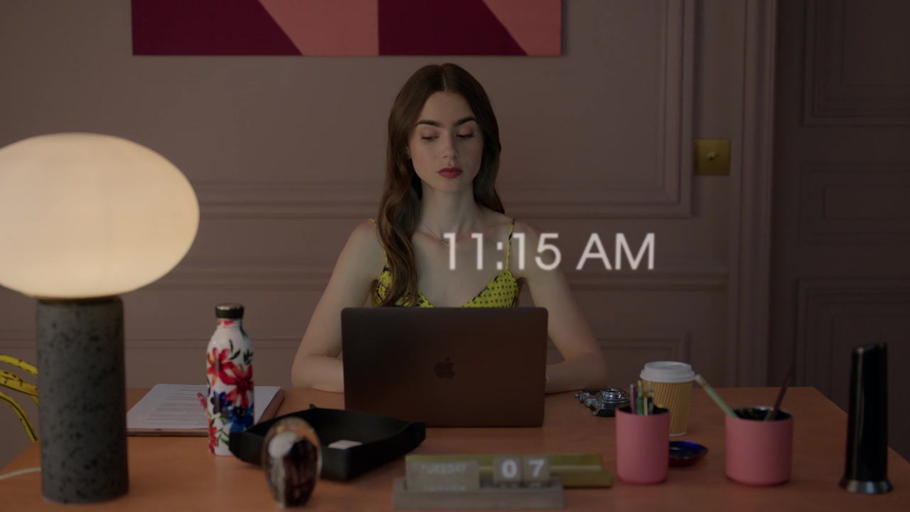 Emily_in_Paris_S01E01_Emily_in_Paris_720p_NF_WEB-DL_DDP5_1_x264-BTN_1779.jpg