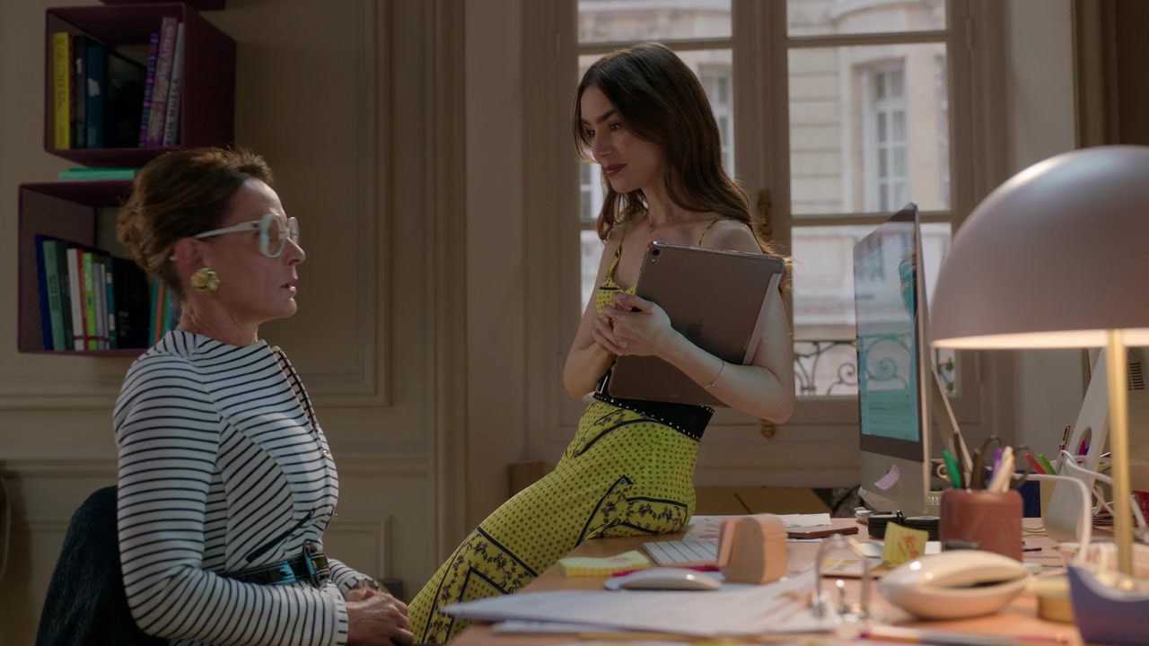 Emily_in_Paris_S01E01_Emily_in_Paris_720p_NF_WEB-DL_DDP5_1_x264-BTN_1804.jpg