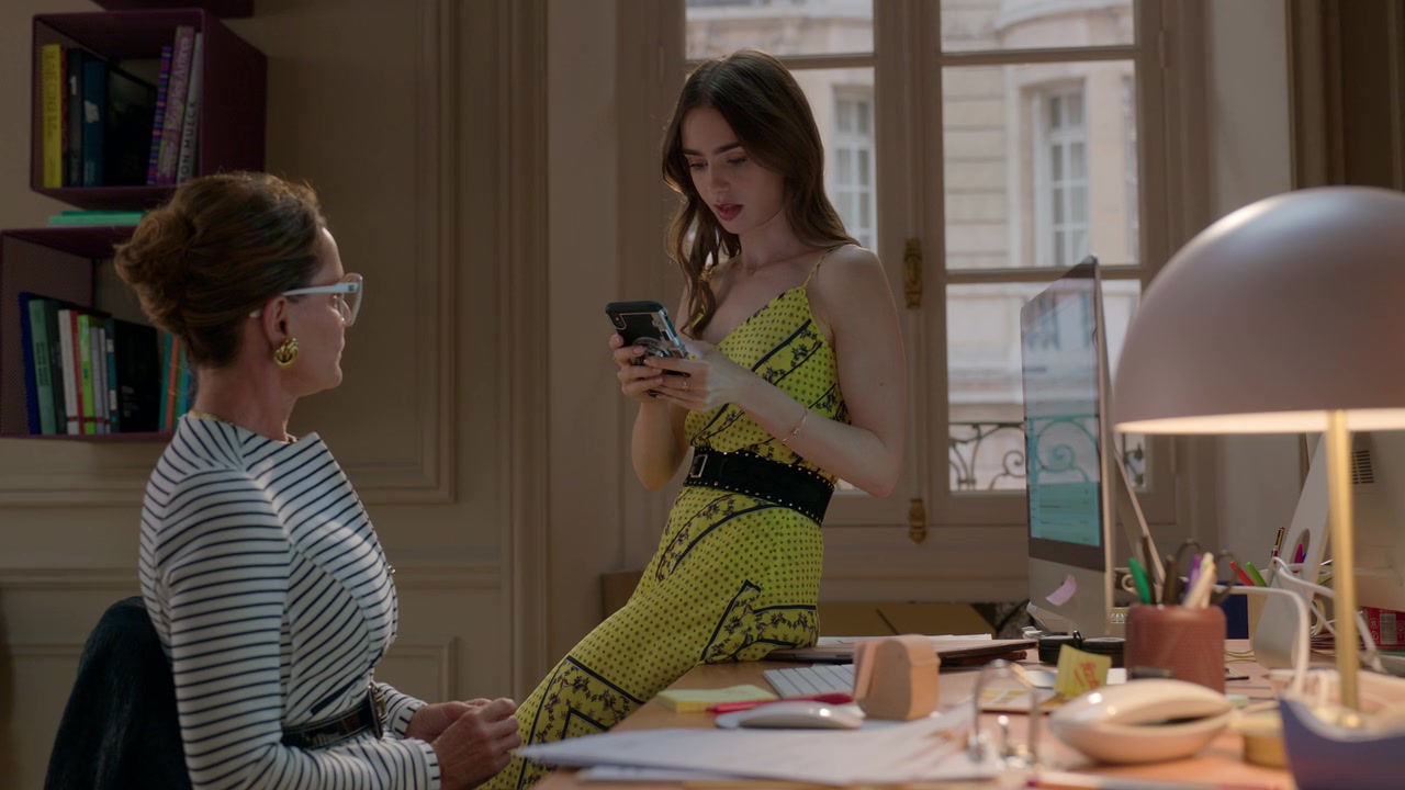 Emily_in_Paris_S01E01_Emily_in_Paris_720p_NF_WEB-DL_DDP5_1_x264-BTN_1811.jpg