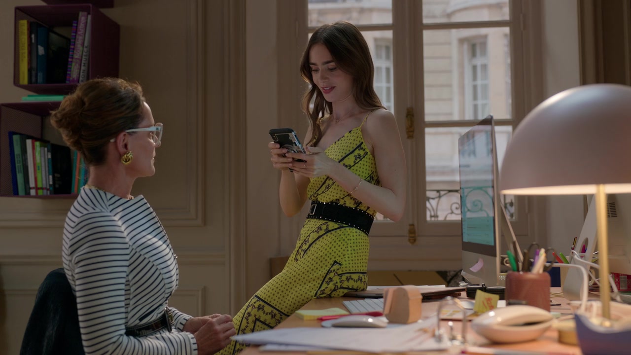 Emily_in_Paris_S01E01_Emily_in_Paris_720p_NF_WEB-DL_DDP5_1_x264-BTN_1813.jpg