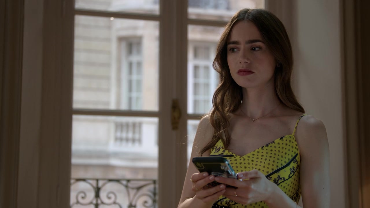 Emily_in_Paris_S01E01_Emily_in_Paris_720p_NF_WEB-DL_DDP5_1_x264-BTN_1838.jpg