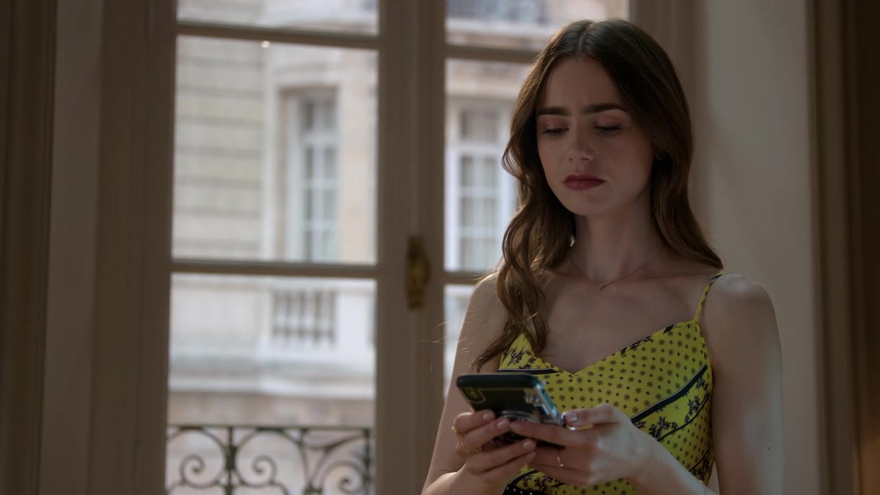 Emily_in_Paris_S01E01_Emily_in_Paris_720p_NF_WEB-DL_DDP5_1_x264-BTN_1839.jpg