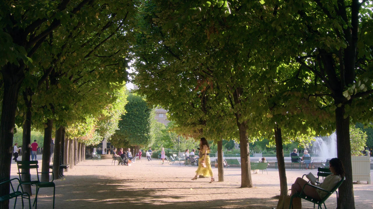 Emily_in_Paris_S01E01_Emily_in_Paris_720p_NF_WEB-DL_DDP5_1_x264-BTN_1878.jpg