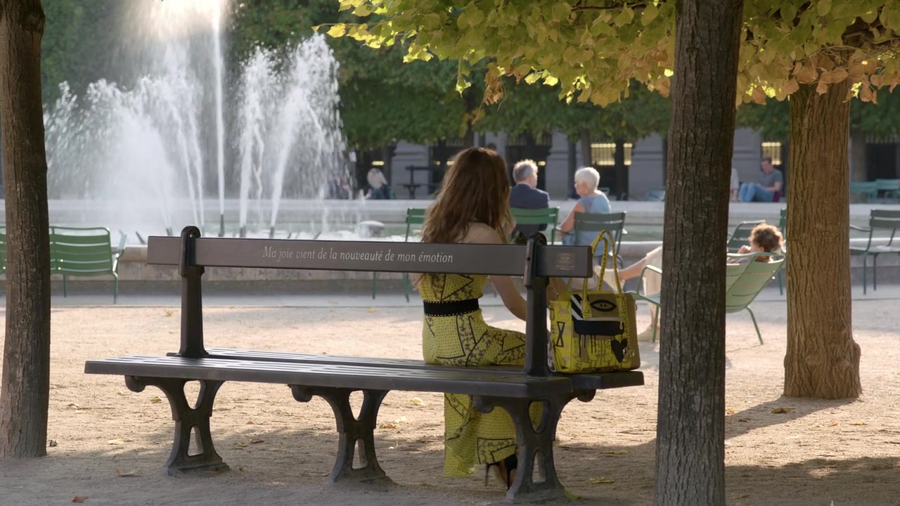 Emily_in_Paris_S01E01_Emily_in_Paris_720p_NF_WEB-DL_DDP5_1_x264-BTN_1887.jpg