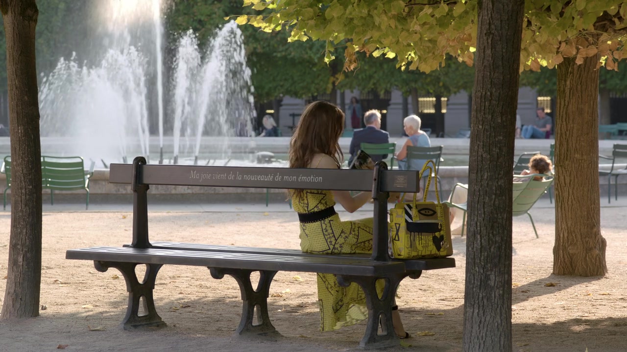 Emily_in_Paris_S01E01_Emily_in_Paris_720p_NF_WEB-DL_DDP5_1_x264-BTN_1889.jpg