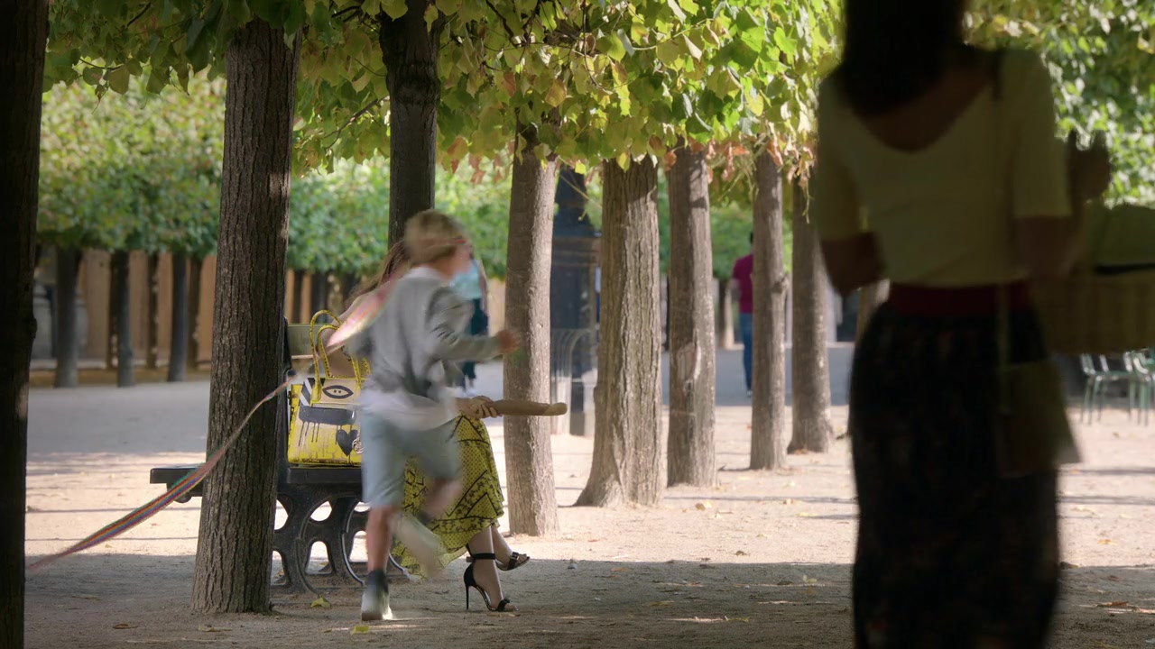 Emily_in_Paris_S01E01_Emily_in_Paris_720p_NF_WEB-DL_DDP5_1_x264-BTN_1893.jpg