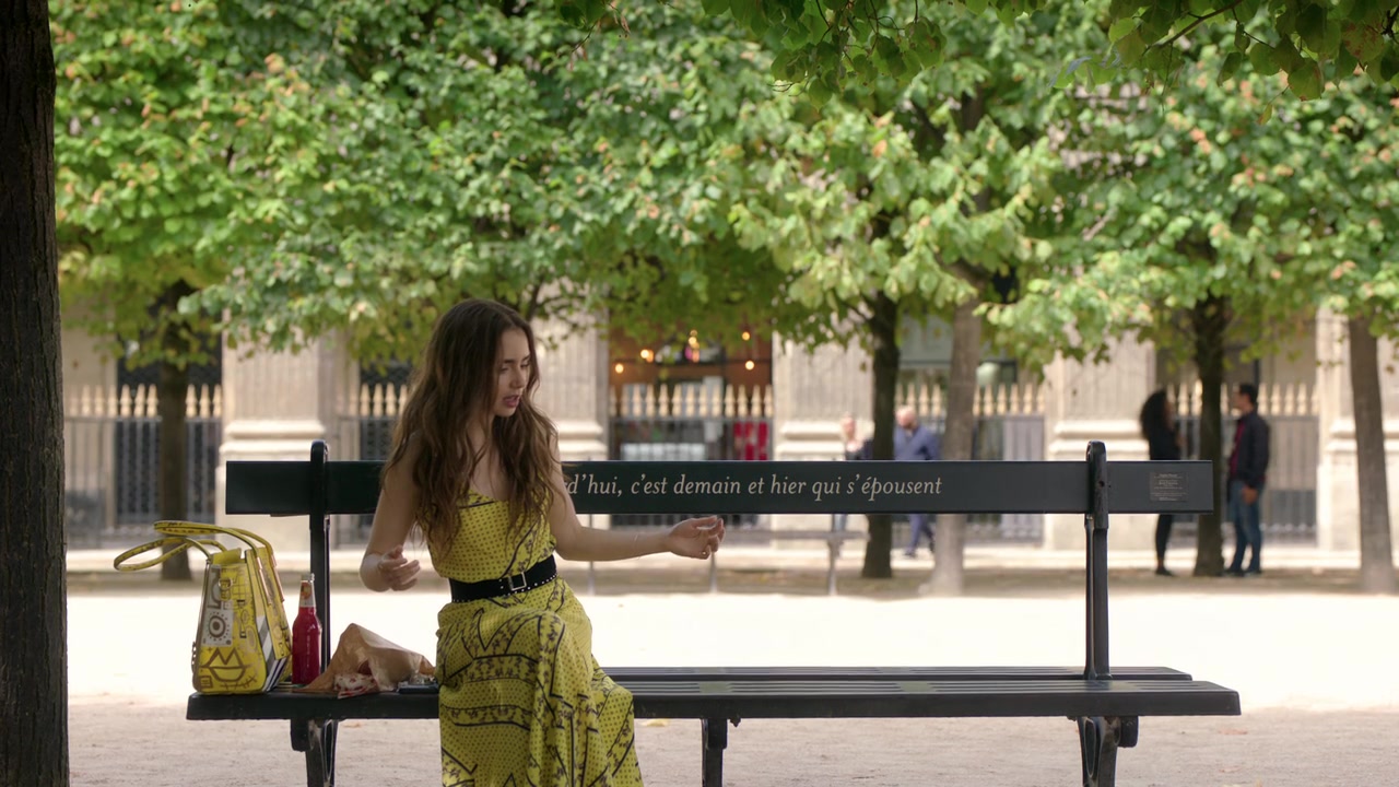 Emily_in_Paris_S01E01_Emily_in_Paris_720p_NF_WEB-DL_DDP5_1_x264-BTN_1898.jpg