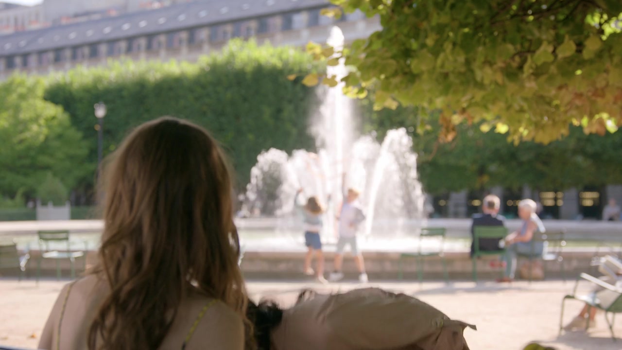 Emily_in_Paris_S01E01_Emily_in_Paris_720p_NF_WEB-DL_DDP5_1_x264-BTN_1905.jpg