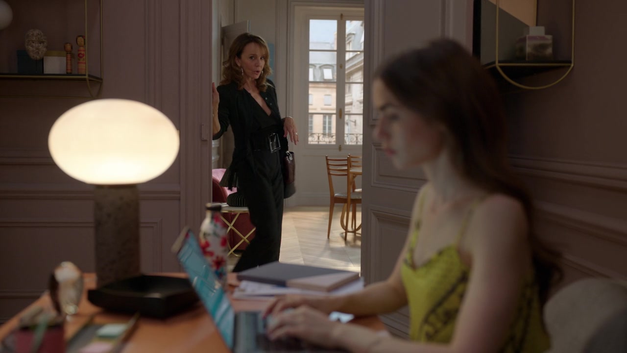 Emily_in_Paris_S01E01_Emily_in_Paris_720p_NF_WEB-DL_DDP5_1_x264-BTN_2137.jpg
