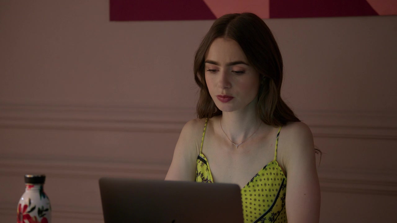 Emily_in_Paris_S01E01_Emily_in_Paris_720p_NF_WEB-DL_DDP5_1_x264-BTN_2194.jpg