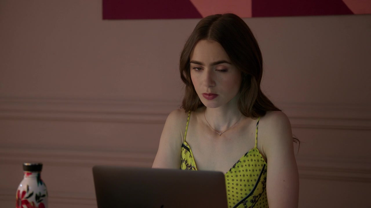 Emily_in_Paris_S01E01_Emily_in_Paris_720p_NF_WEB-DL_DDP5_1_x264-BTN_2197.jpg