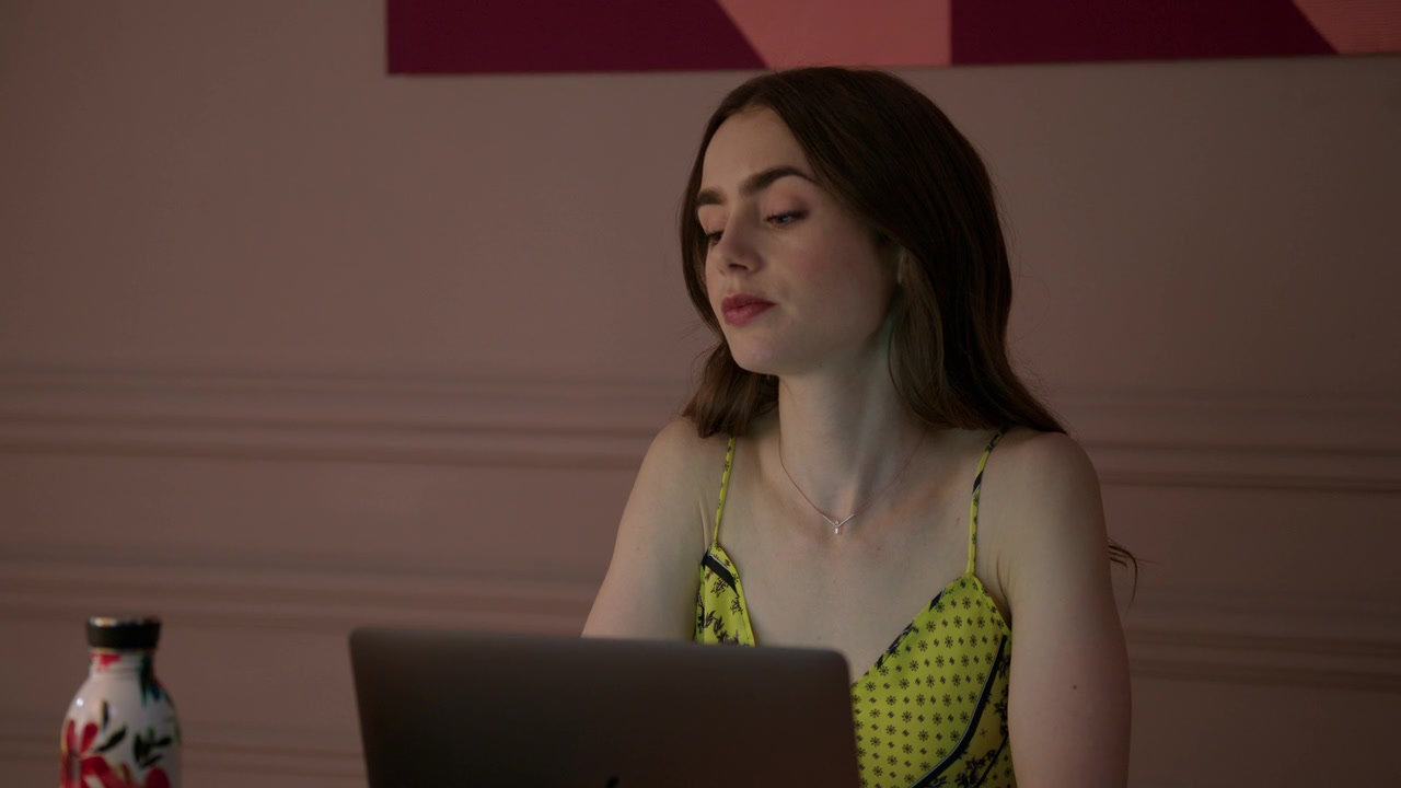Emily_in_Paris_S01E01_Emily_in_Paris_720p_NF_WEB-DL_DDP5_1_x264-BTN_2203.jpg