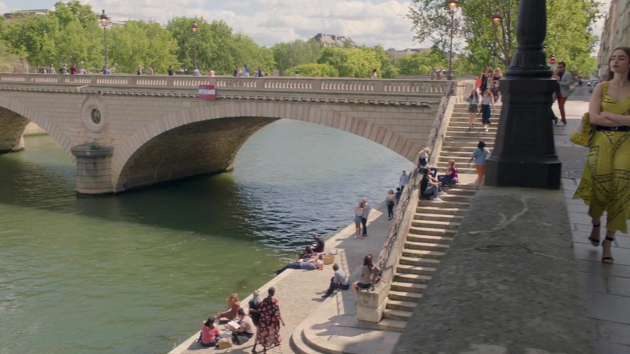Emily_in_Paris_S01E01_Emily_in_Paris_720p_NF_WEB-DL_DDP5_1_x264-BTN_2206.jpg
