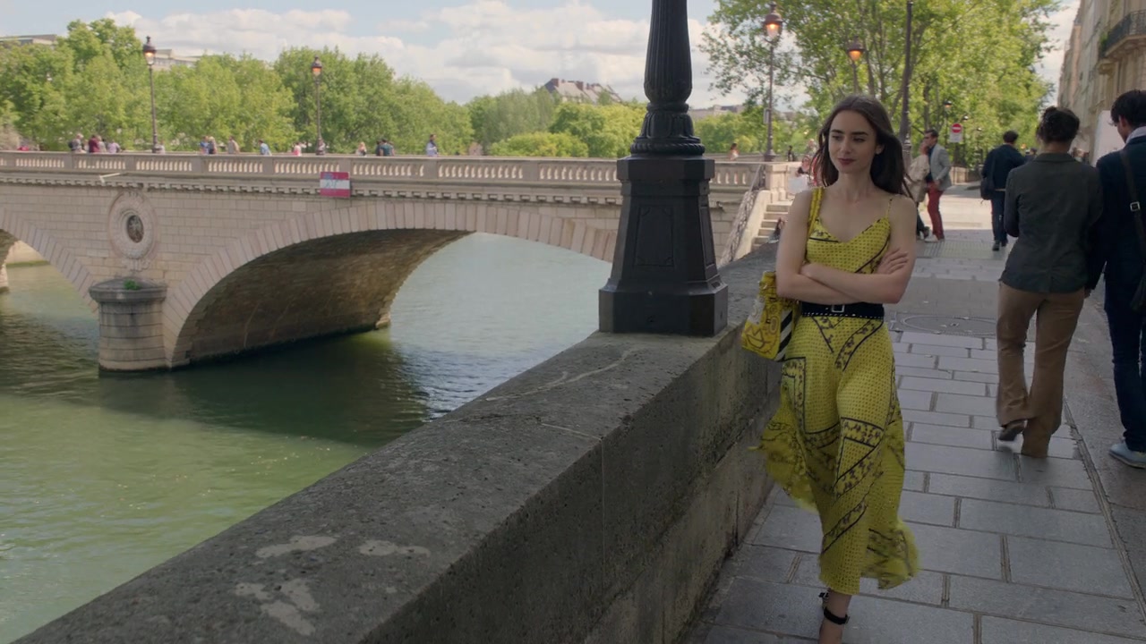 Emily_in_Paris_S01E01_Emily_in_Paris_720p_NF_WEB-DL_DDP5_1_x264-BTN_2210.jpg