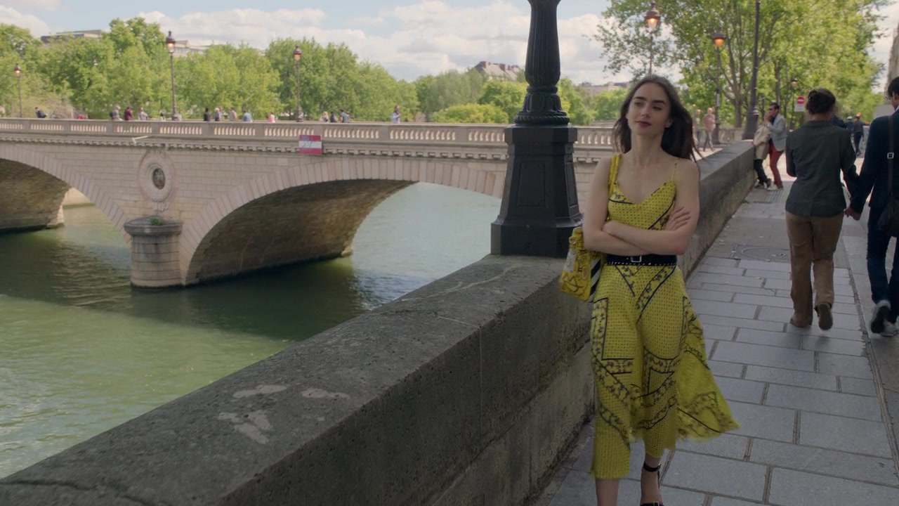 Emily_in_Paris_S01E01_Emily_in_Paris_720p_NF_WEB-DL_DDP5_1_x264-BTN_2211.jpg