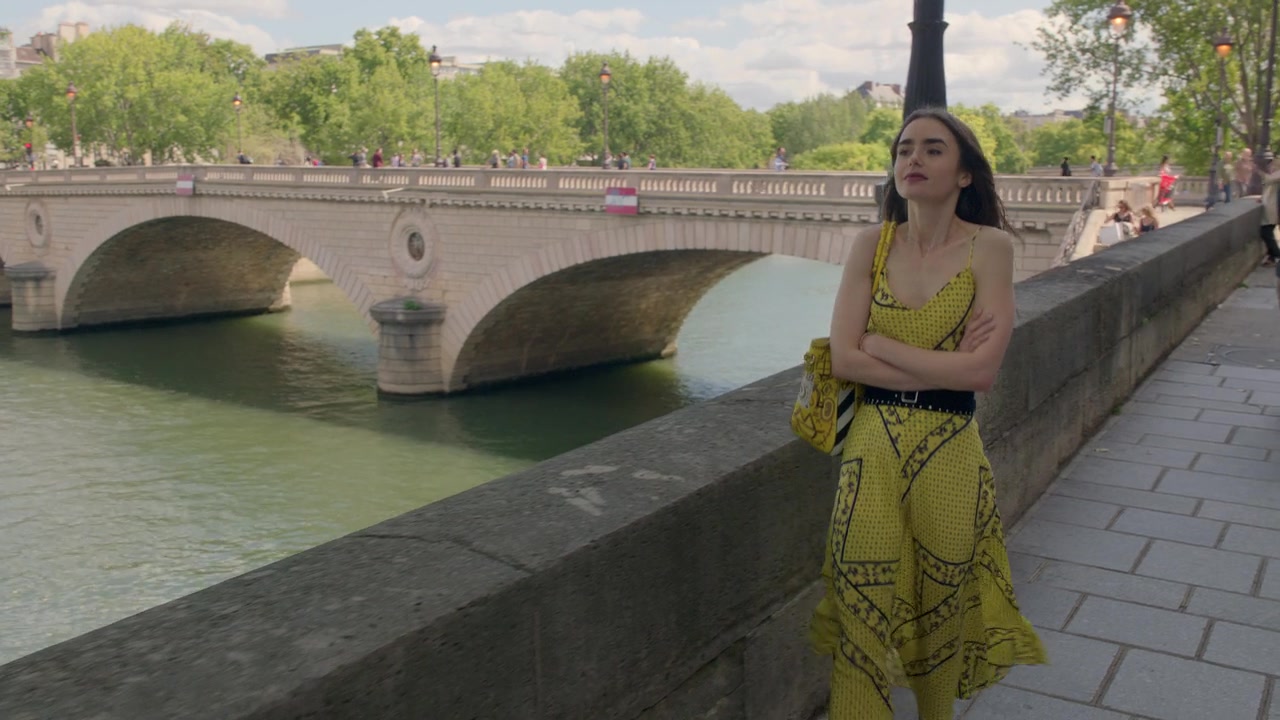 Emily_in_Paris_S01E01_Emily_in_Paris_720p_NF_WEB-DL_DDP5_1_x264-BTN_2213.jpg