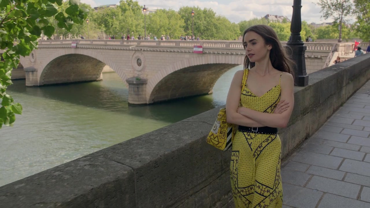 Emily_in_Paris_S01E01_Emily_in_Paris_720p_NF_WEB-DL_DDP5_1_x264-BTN_2216.jpg