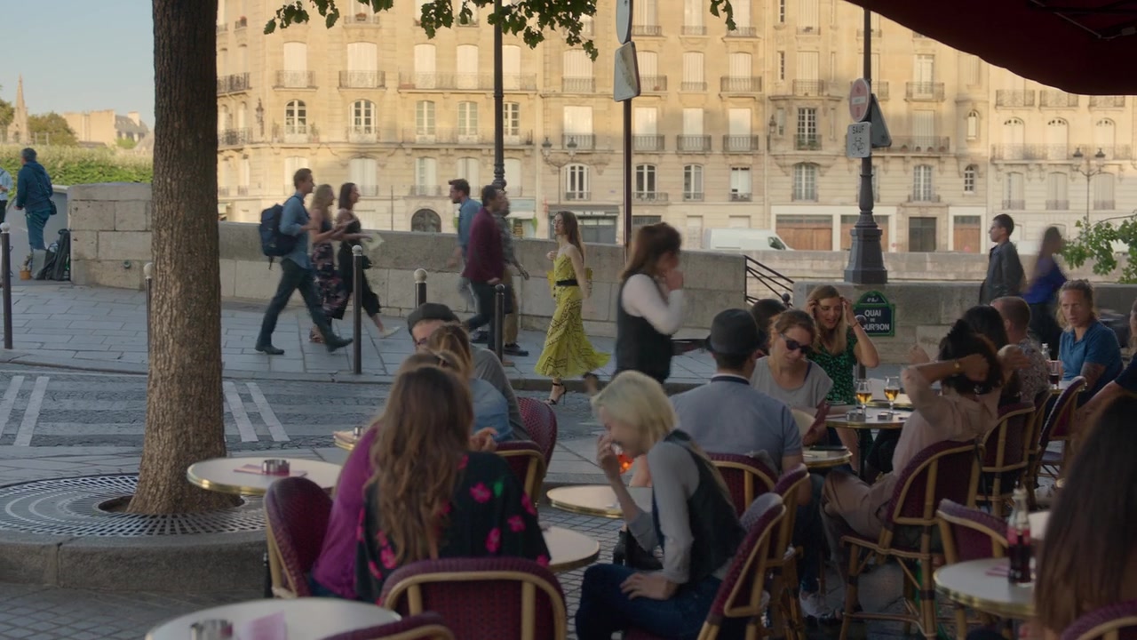 Emily_in_Paris_S01E01_Emily_in_Paris_720p_NF_WEB-DL_DDP5_1_x264-BTN_2224.jpg