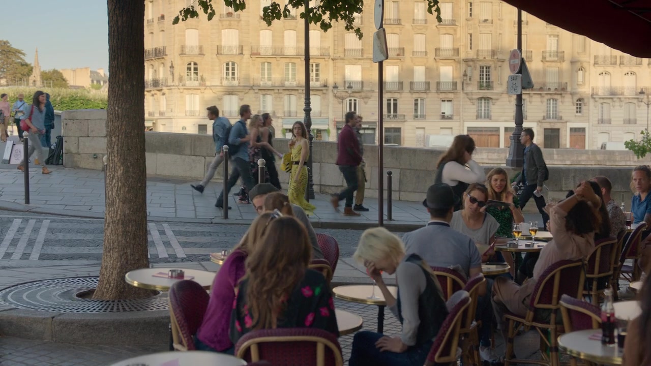 Emily_in_Paris_S01E01_Emily_in_Paris_720p_NF_WEB-DL_DDP5_1_x264-BTN_2225.jpg