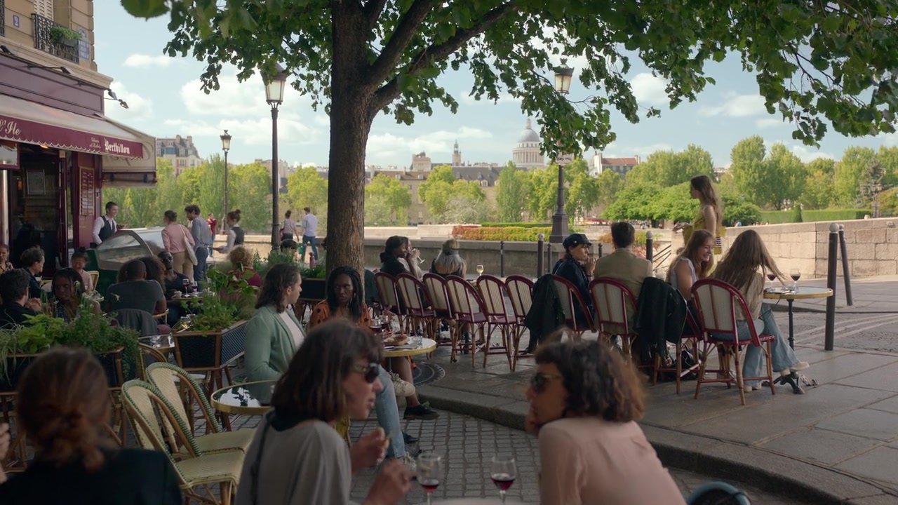 Emily_in_Paris_S01E01_Emily_in_Paris_720p_NF_WEB-DL_DDP5_1_x264-BTN_2234.jpg