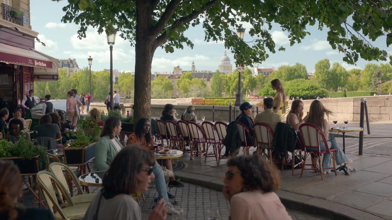 Emily_in_Paris_S01E01_Emily_in_Paris_720p_NF_WEB-DL_DDP5_1_x264-BTN_2236.jpg