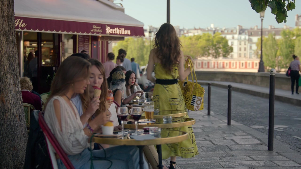 Emily_in_Paris_S01E01_Emily_in_Paris_720p_NF_WEB-DL_DDP5_1_x264-BTN_2238.jpg