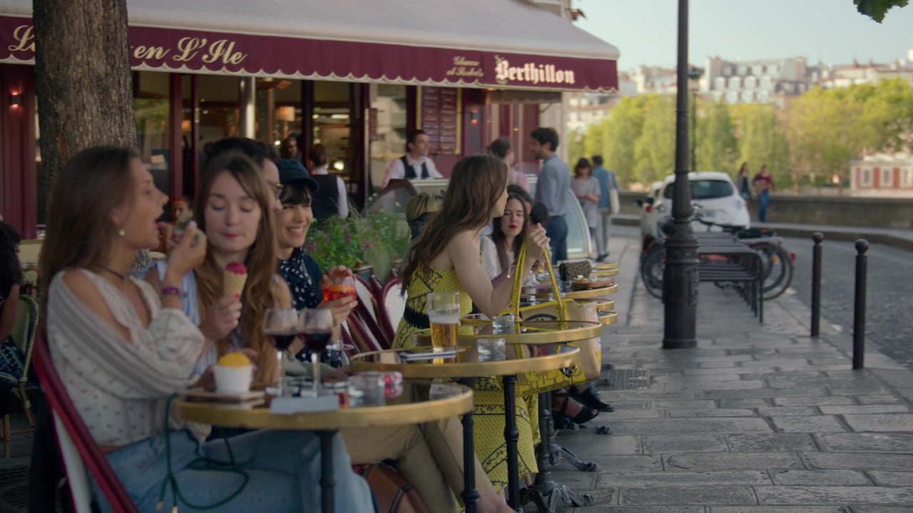 Emily_in_Paris_S01E01_Emily_in_Paris_720p_NF_WEB-DL_DDP5_1_x264-BTN_2241.jpg
