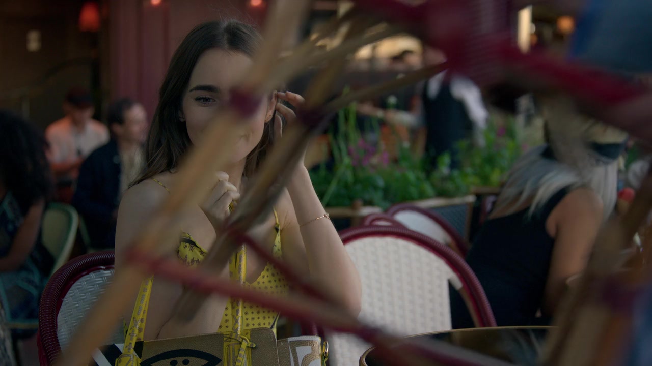 Emily_in_Paris_S01E01_Emily_in_Paris_720p_NF_WEB-DL_DDP5_1_x264-BTN_2276.jpg