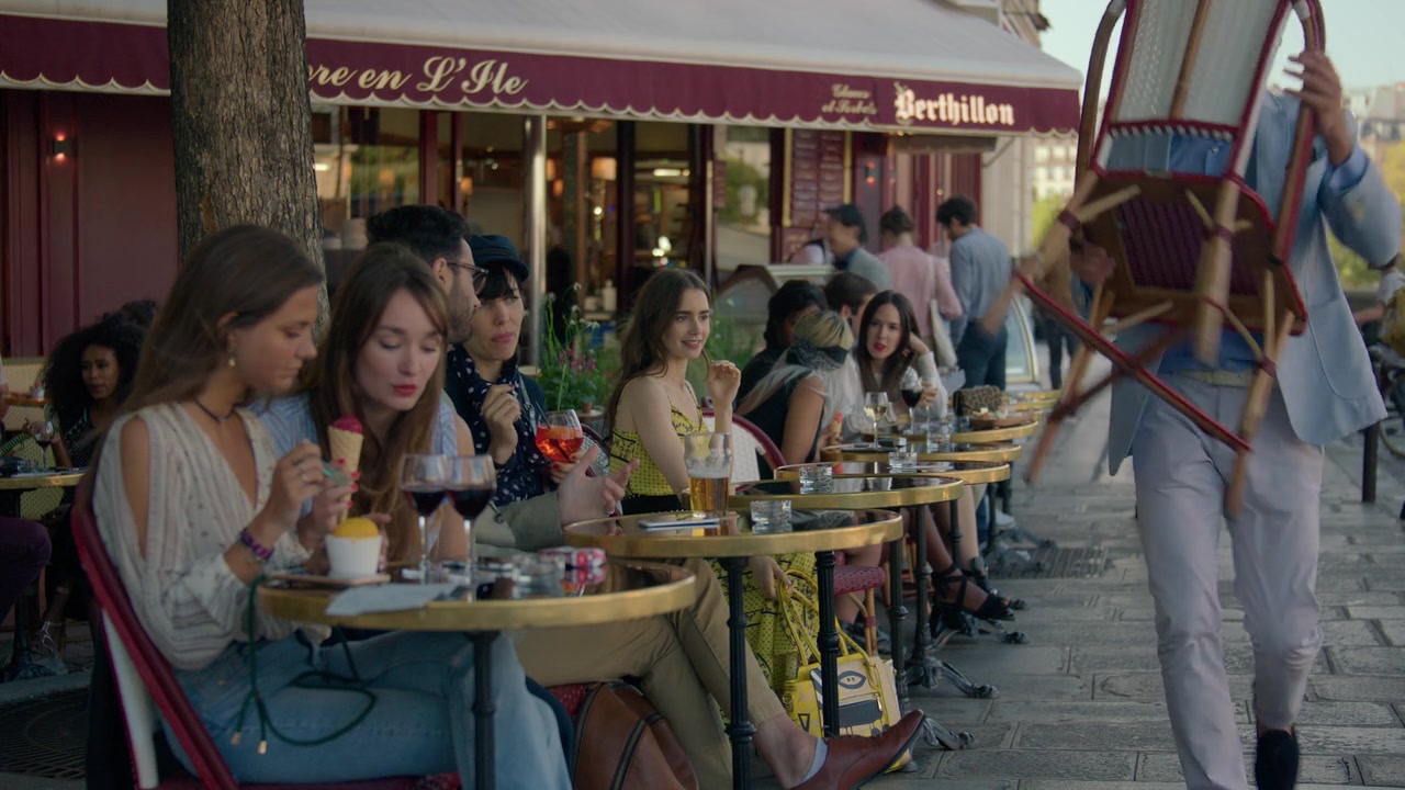 Emily_in_Paris_S01E01_Emily_in_Paris_720p_NF_WEB-DL_DDP5_1_x264-BTN_2279.jpg