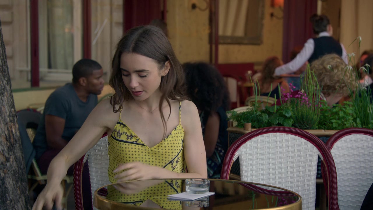 Emily_in_Paris_S01E01_Emily_in_Paris_720p_NF_WEB-DL_DDP5_1_x264-BTN_2287.jpg
