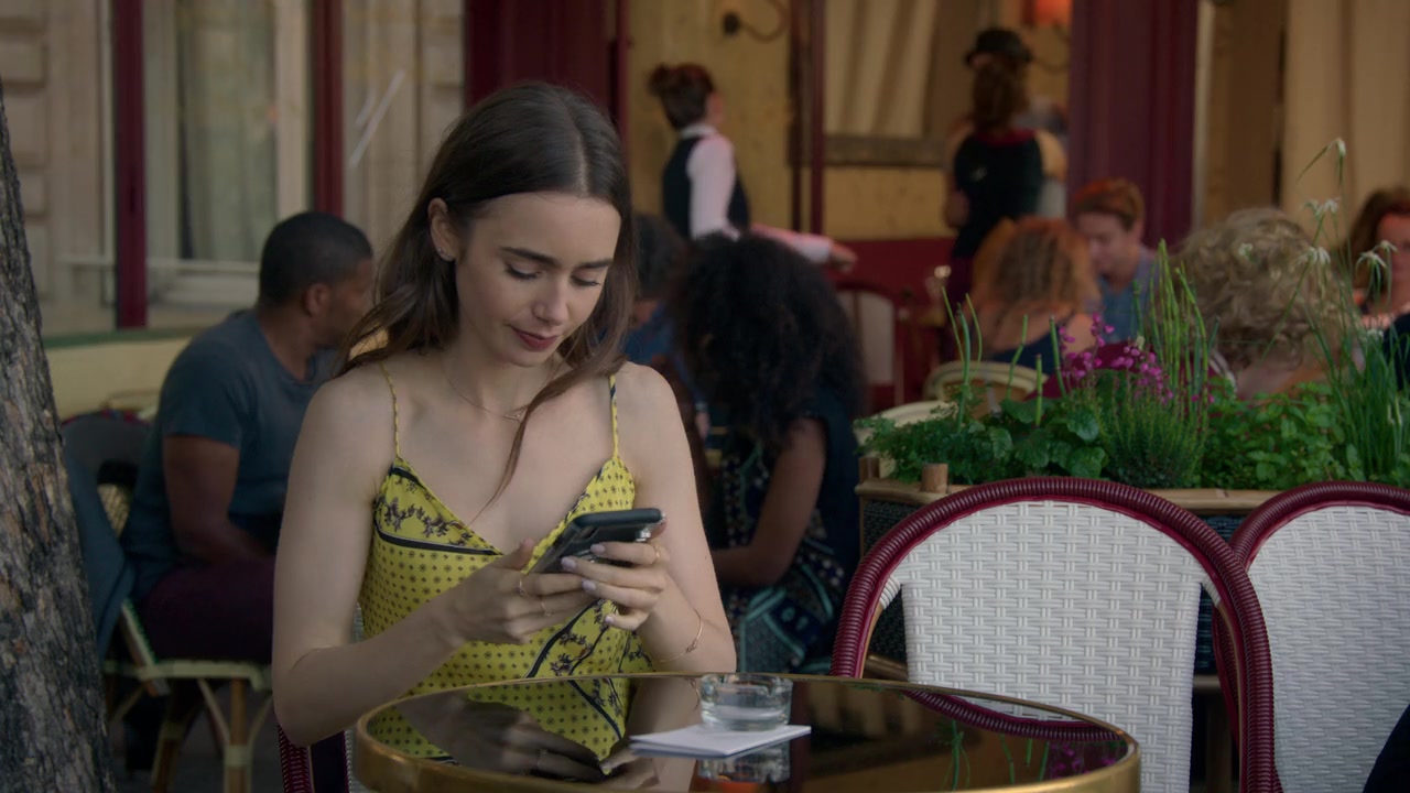Emily_in_Paris_S01E01_Emily_in_Paris_720p_NF_WEB-DL_DDP5_1_x264-BTN_2293.jpg