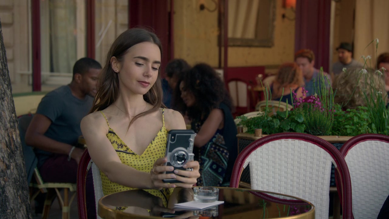 Emily_in_Paris_S01E01_Emily_in_Paris_720p_NF_WEB-DL_DDP5_1_x264-BTN_2315.jpg