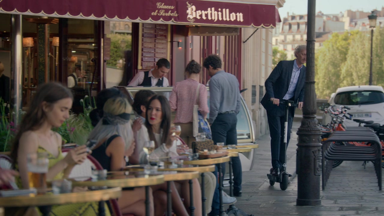 Emily_in_Paris_S01E01_Emily_in_Paris_720p_NF_WEB-DL_DDP5_1_x264-BTN_2327.jpg