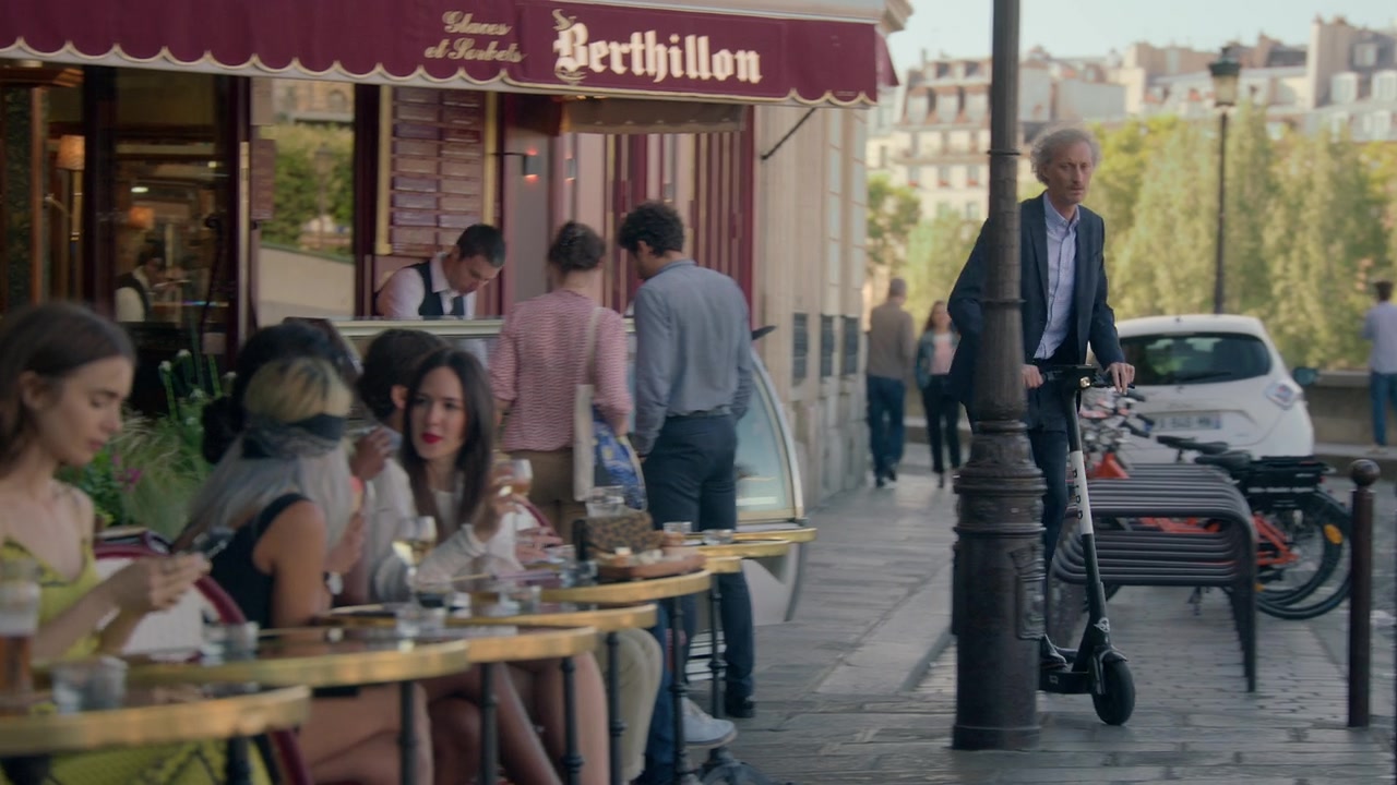 Emily_in_Paris_S01E01_Emily_in_Paris_720p_NF_WEB-DL_DDP5_1_x264-BTN_2328.jpg