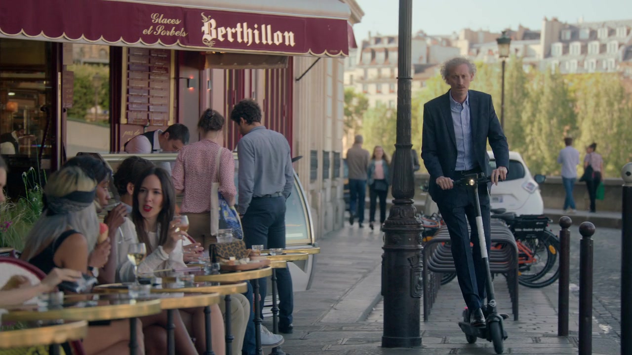 Emily_in_Paris_S01E01_Emily_in_Paris_720p_NF_WEB-DL_DDP5_1_x264-BTN_2329.jpg