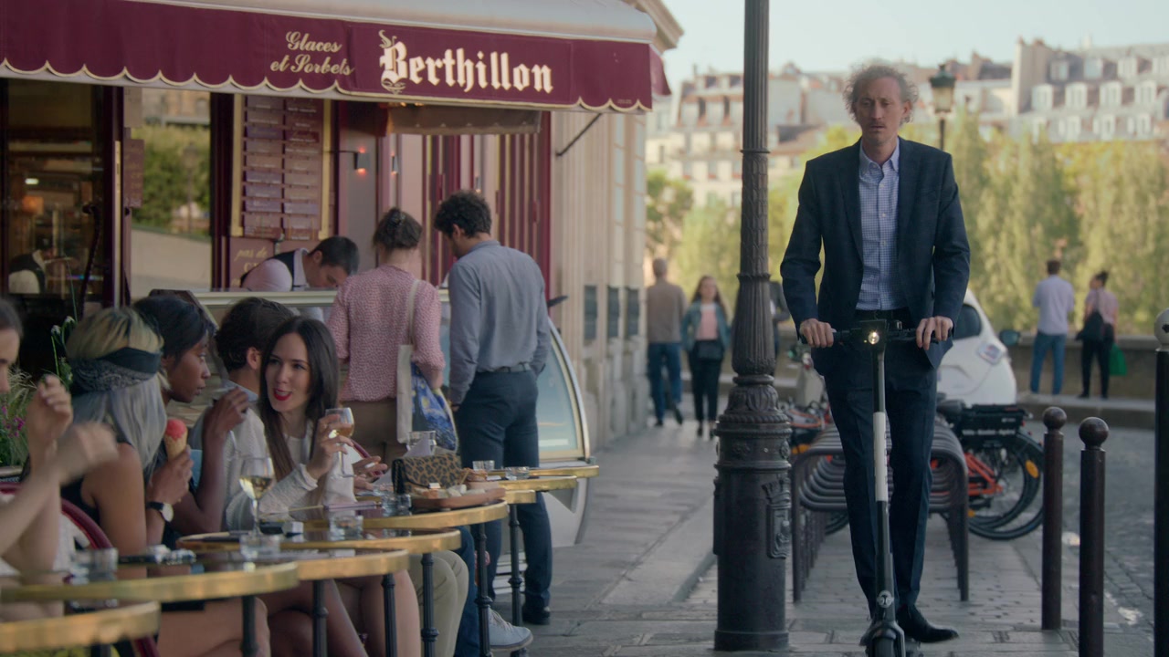Emily_in_Paris_S01E01_Emily_in_Paris_720p_NF_WEB-DL_DDP5_1_x264-BTN_2330.jpg
