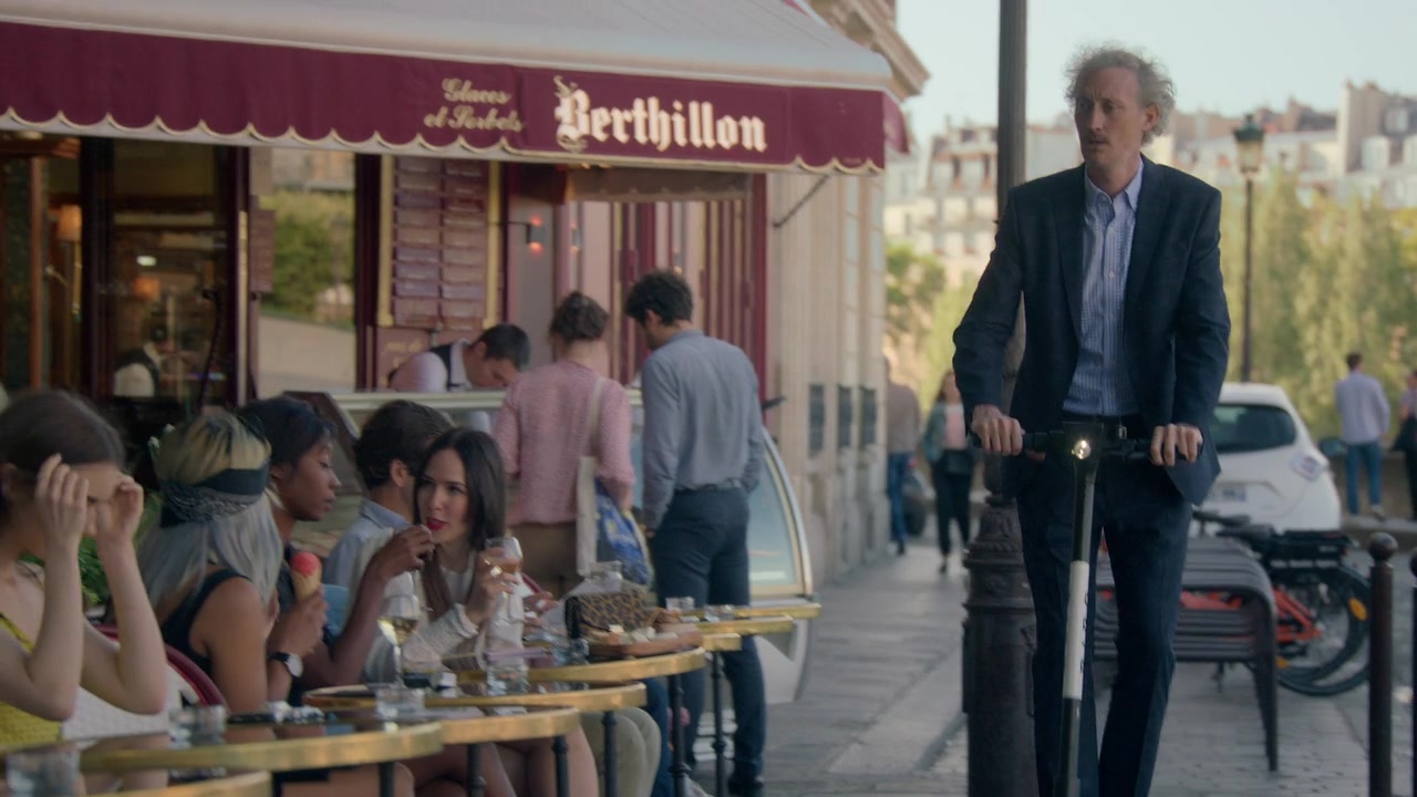 Emily_in_Paris_S01E01_Emily_in_Paris_720p_NF_WEB-DL_DDP5_1_x264-BTN_2331.jpg