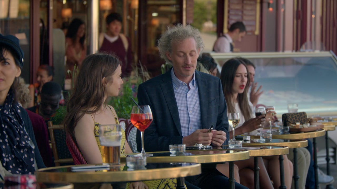Emily_in_Paris_S01E01_Emily_in_Paris_720p_NF_WEB-DL_DDP5_1_x264-BTN_2370.jpg