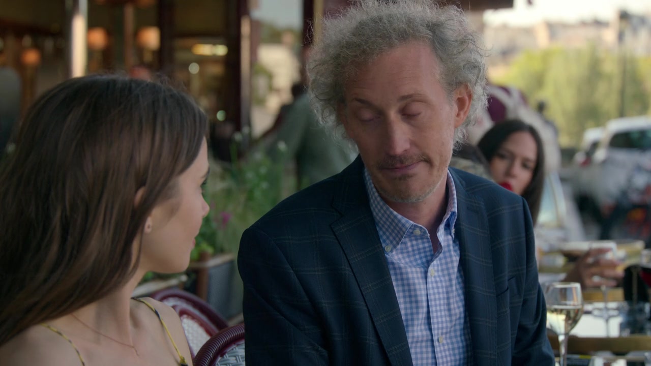 Emily_in_Paris_S01E01_Emily_in_Paris_720p_NF_WEB-DL_DDP5_1_x264-BTN_2402.jpg