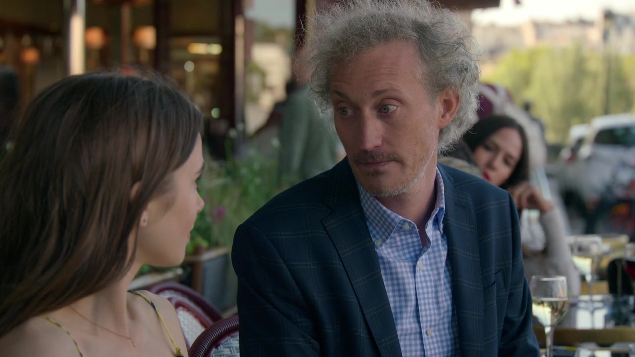 Emily_in_Paris_S01E01_Emily_in_Paris_720p_NF_WEB-DL_DDP5_1_x264-BTN_2403.jpg