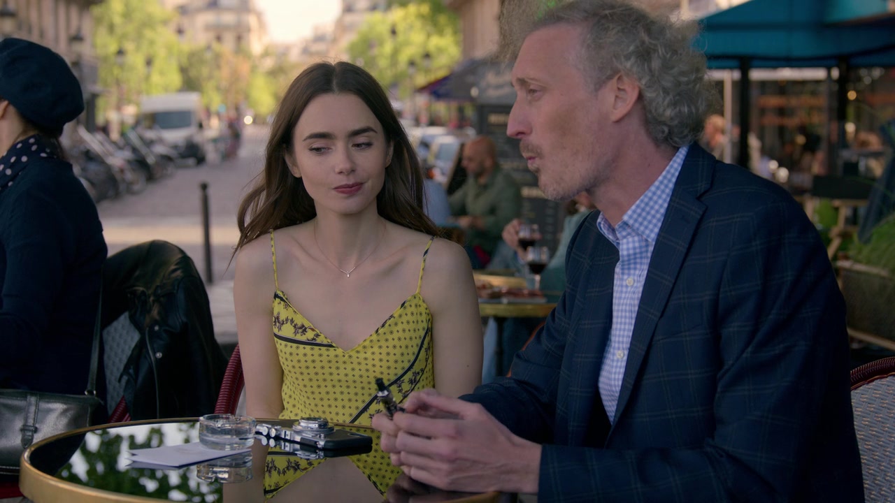 Emily_in_Paris_S01E01_Emily_in_Paris_720p_NF_WEB-DL_DDP5_1_x264-BTN_2503.jpg