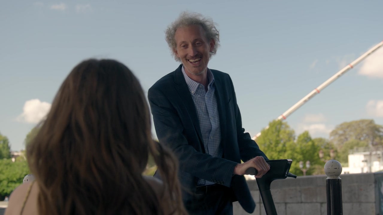 Emily_in_Paris_S01E01_Emily_in_Paris_720p_NF_WEB-DL_DDP5_1_x264-BTN_2532.jpg
