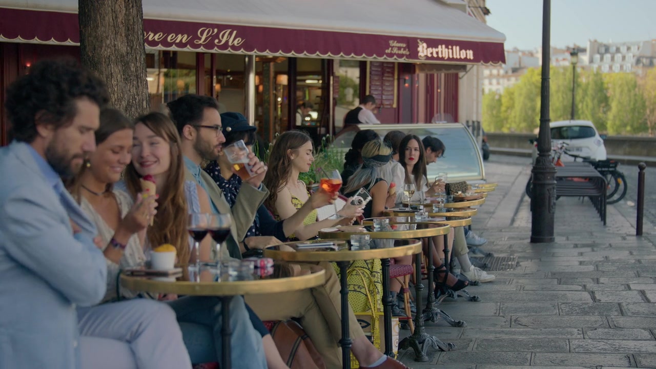 Emily_in_Paris_S01E01_Emily_in_Paris_720p_NF_WEB-DL_DDP5_1_x264-BTN_2538.jpg